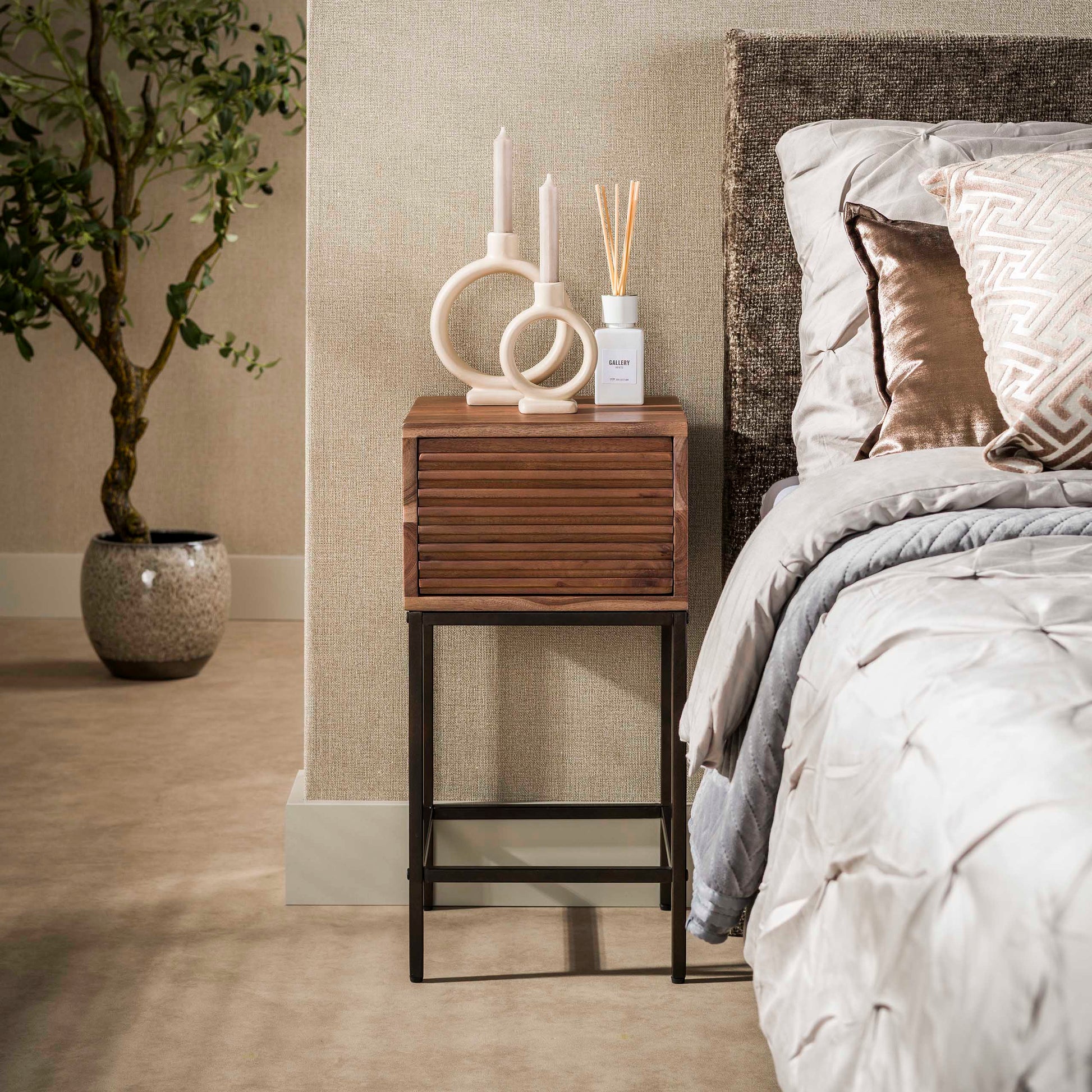 Nachttisch – 30×30×60 cm – Massiv Akazie braun | Modell N0007