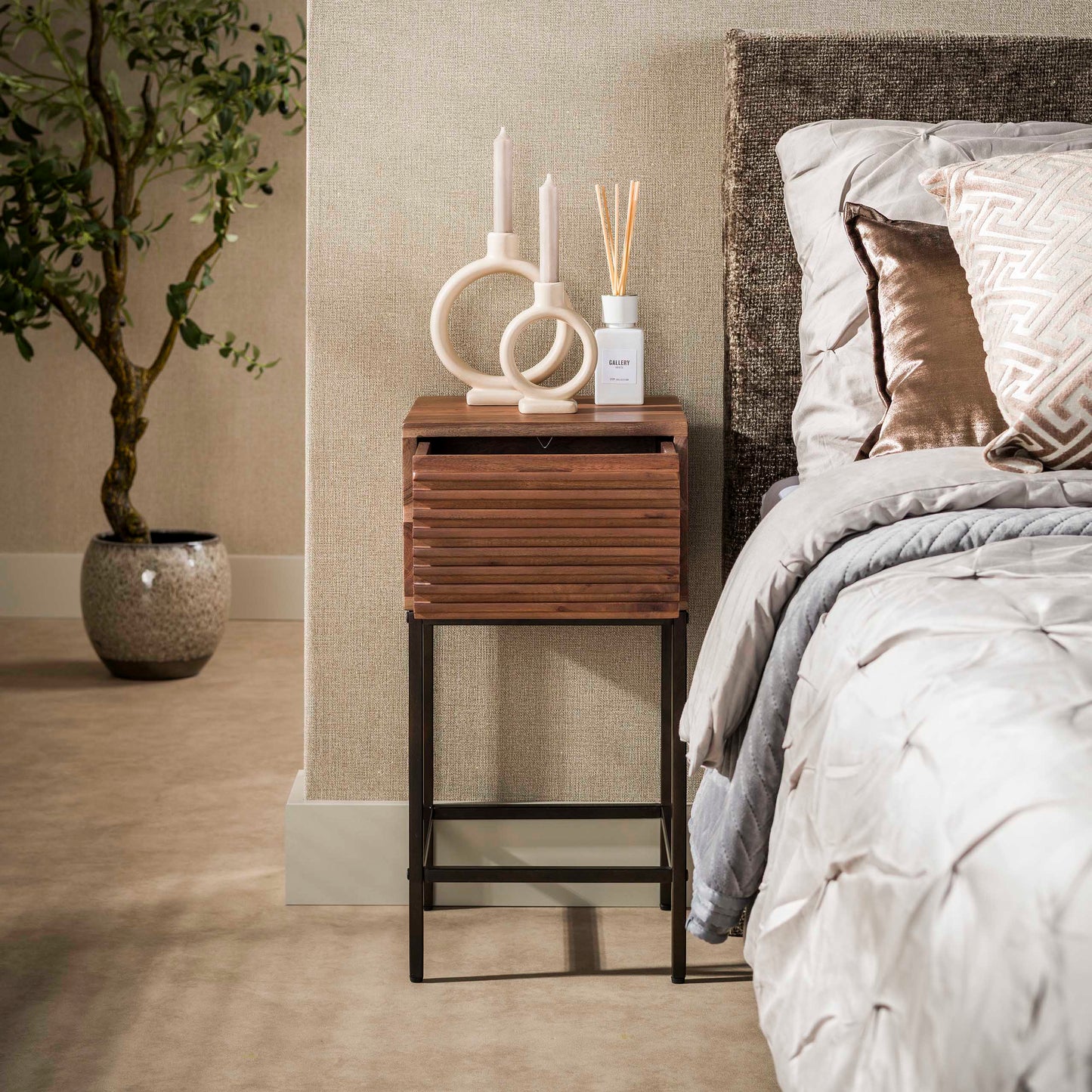 Nachttisch – 30×30×60 cm – Massiv Akazie braun | Modell N0007