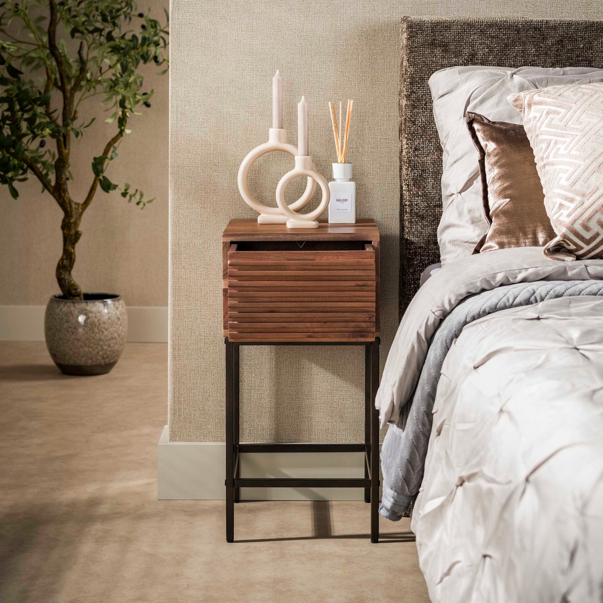 Nachttisch – 30×30×60 cm – Massiv Akazie braun | Modell N0007