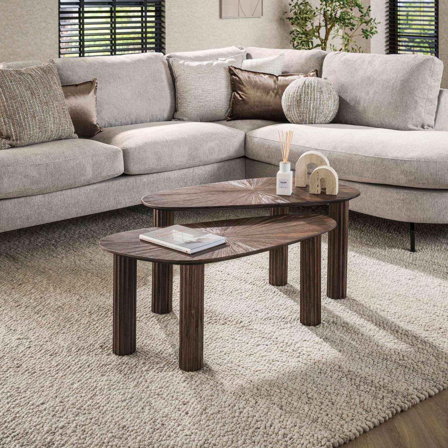 Couchtisch – organisch – 84×39×43 cm – Massiv Teak Espresso | Modell N0106