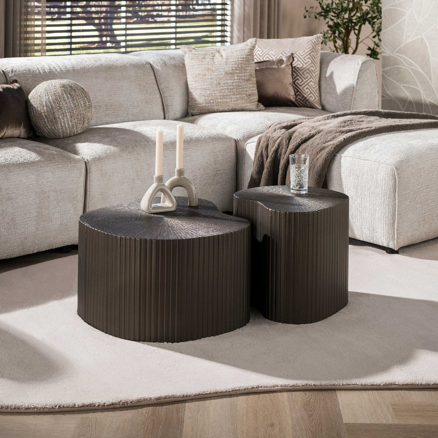 Couchtisch – nierenförmig – 65×62×36 cm – Bronzefarbenes Liquid Metal | Modell N0125