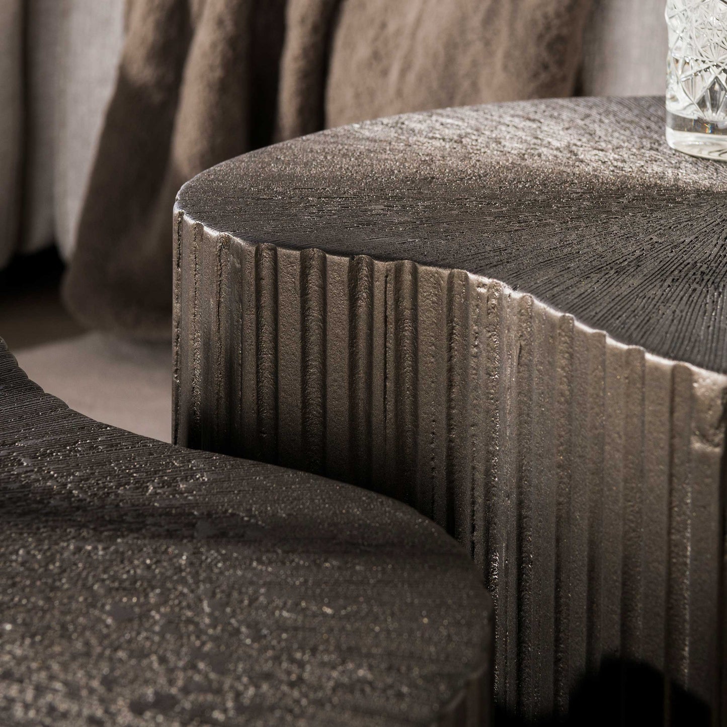 Couchtisch – nierenförmig – 65×62×36 cm – Bronzefarbenes Liquid Metal | Modell N0125