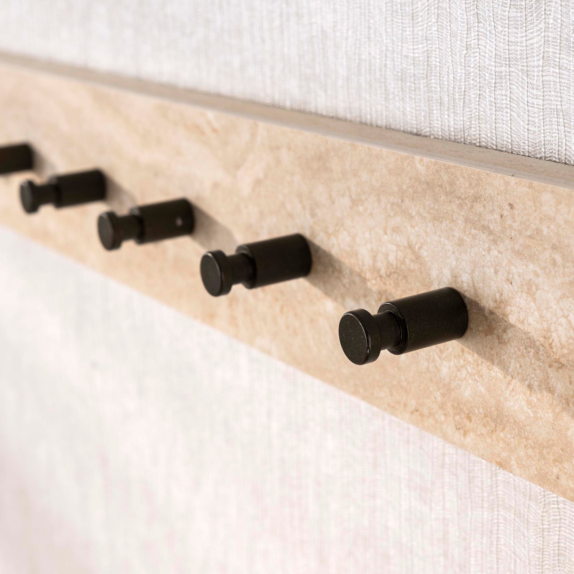 Garderobe – 8 haken – 80×7×10 cm – Keramik travertin | Modell N0230