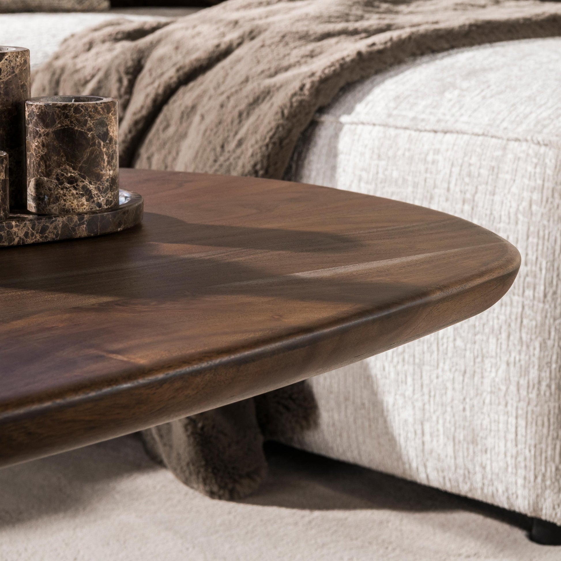 Couchtisch – 135×70×35 cm – Massiv Akazie braun | Modell N0301