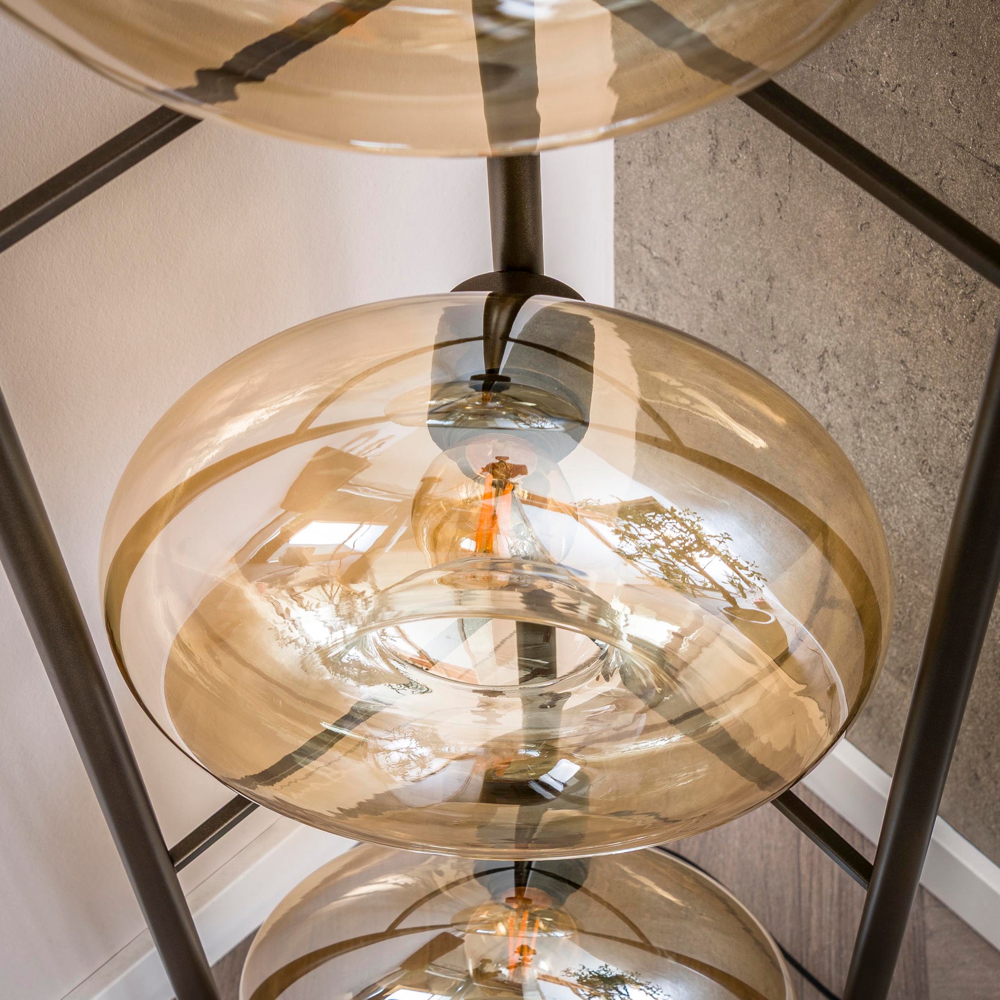 Stehleuchte – 33×20×168 cm – Amberfarbenes Glas | Modell N0346