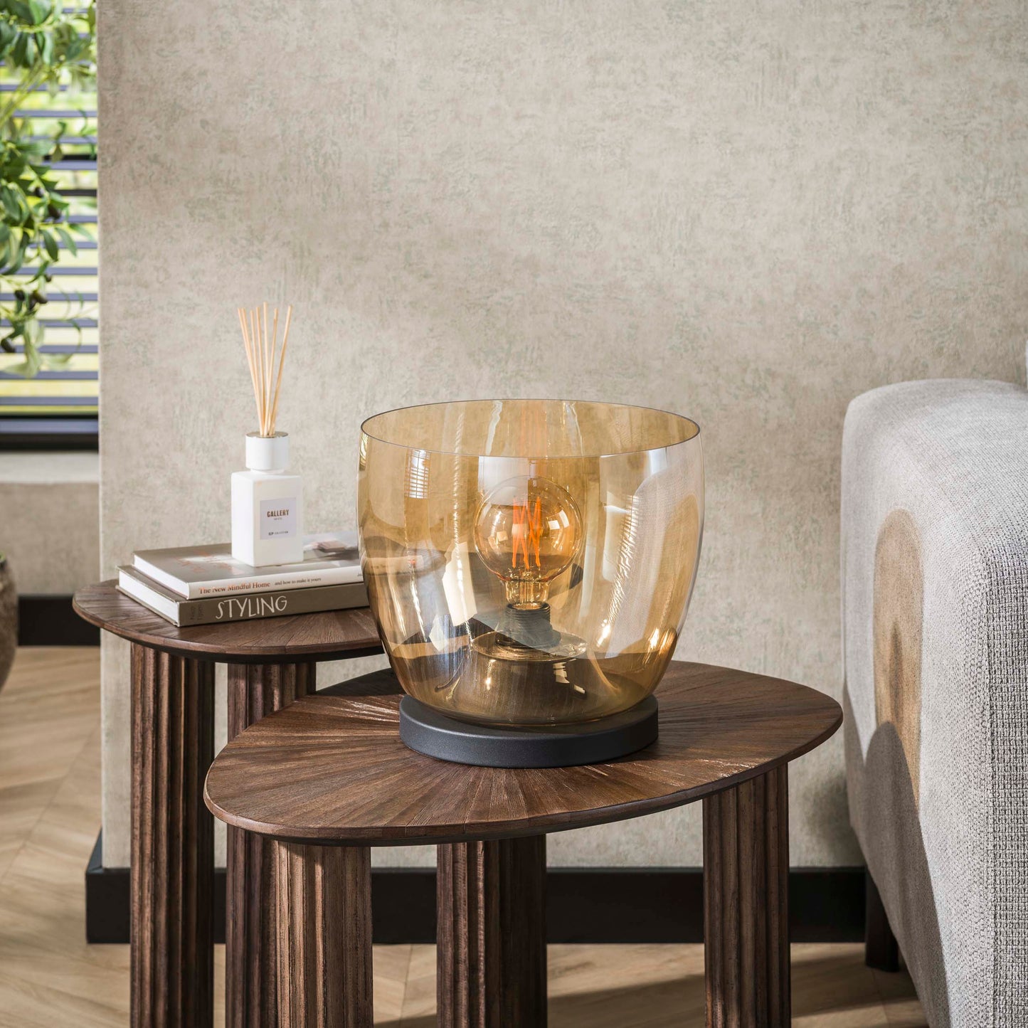 Stehleuchte – 29×29×27 cm – Amberfarbenes Glas | Modell N0490