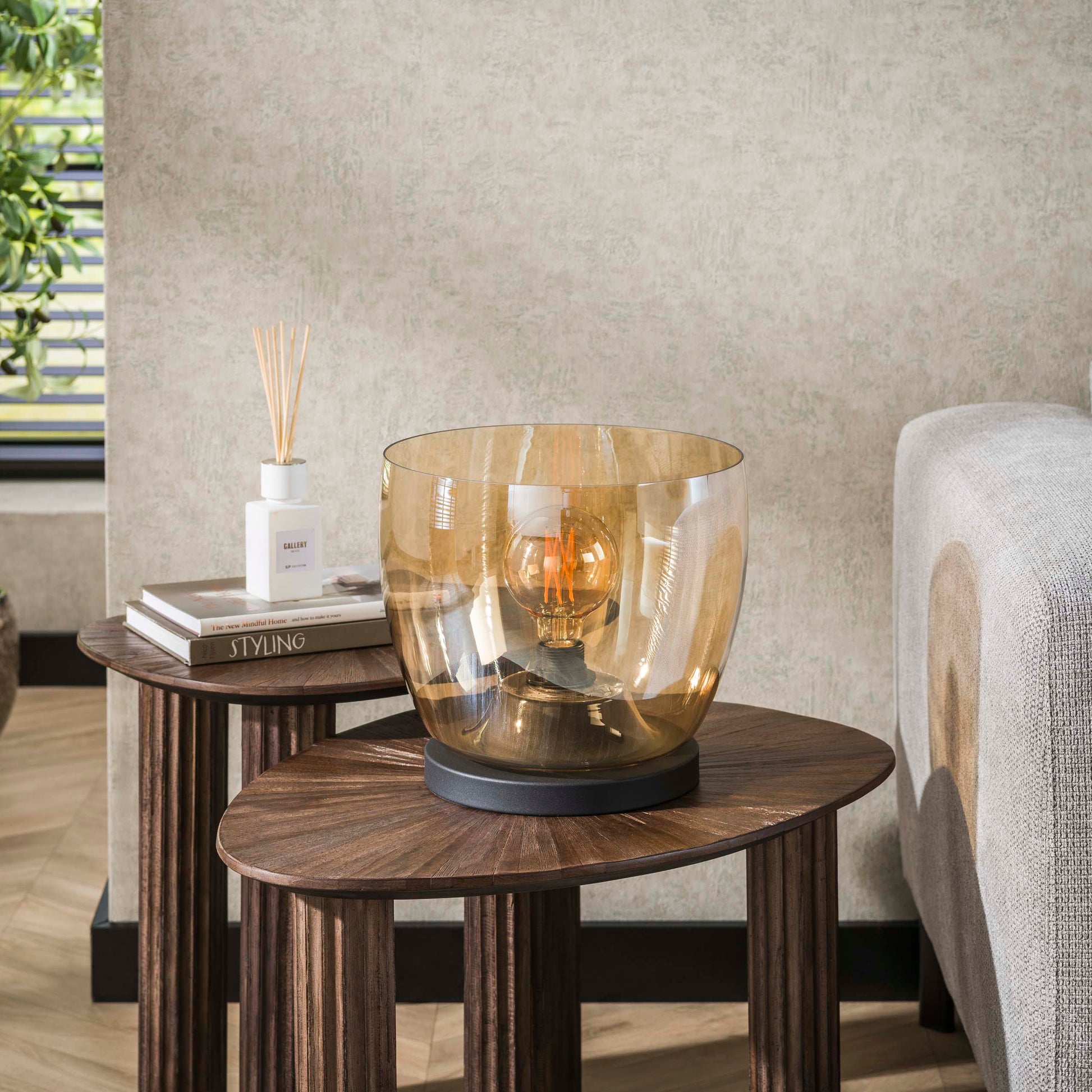 Stehleuchte – 29×29×27 cm – Amberfarbenes Glas | Modell N0490