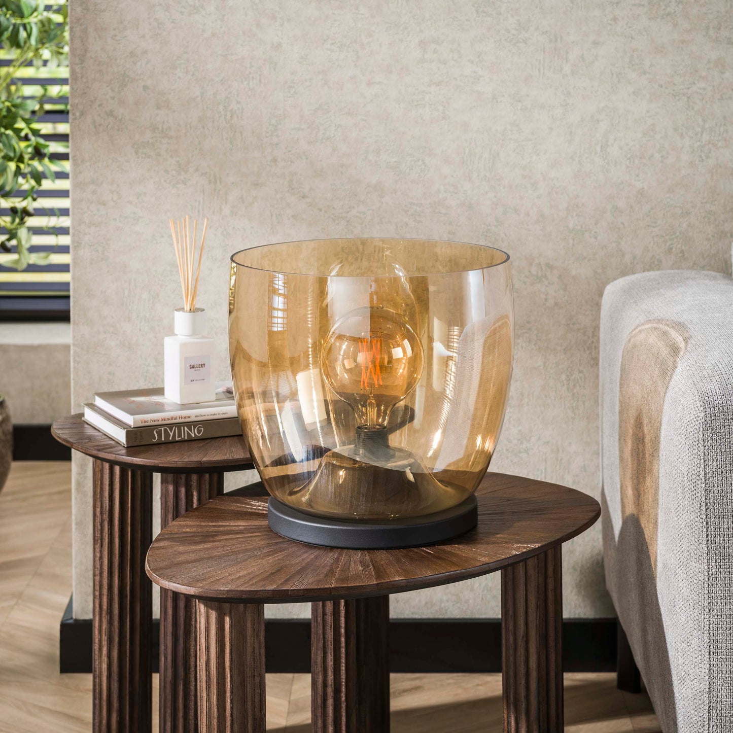 Stehleuchte – 33×33×32 cm – Amberfarbenes Glas | Modell N0491